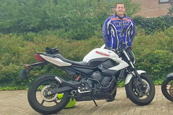 Bas uit Hilversum is geslaagd bij MotoJon Motorrijschool