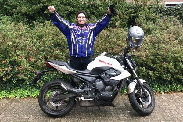 Mourad uit Hilversum is geslaagd bij MotoJon Motorrijschool