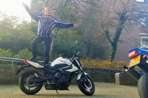 Britte uit Huizen is geslaagd bij MotoJon Motorrijschool
