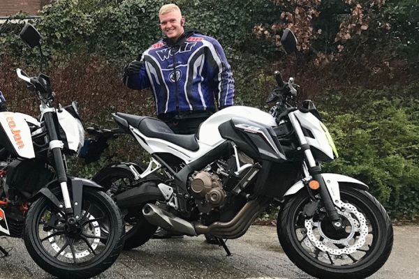 Max uit Hilversum is geslaagd bij MotoJon Motorrijschool