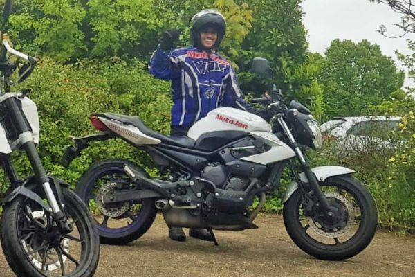 Ahmad uit Hilversum is geslaagd bij MotoJon Motorrijschool