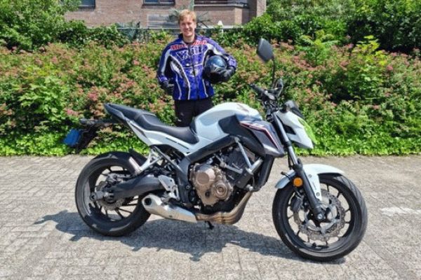 Quinten uit Huizen is geslaagd bij MotoJon Motorrijschool