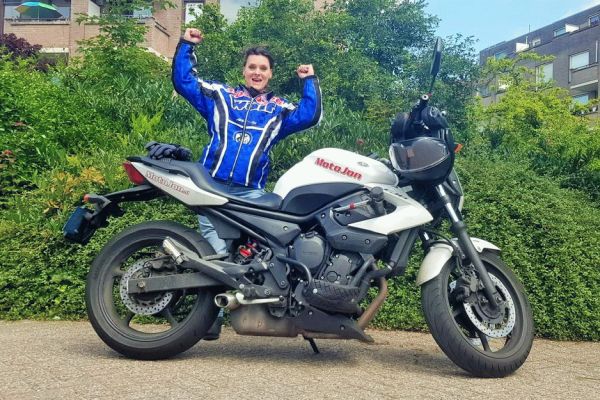 Anoek uit Hilversum is geslaagd bij MotoJon Motorrijschool