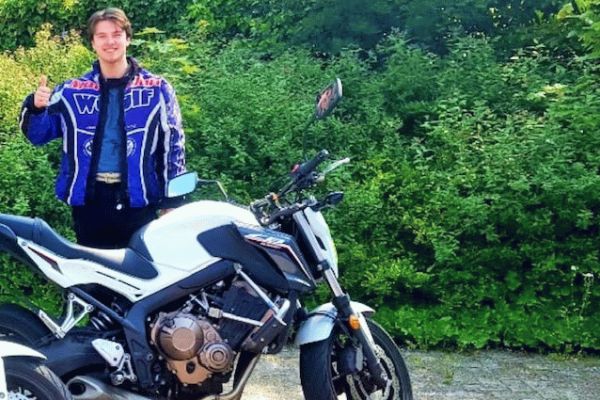 Bram uit Hilversum is geslaagd bij MotoJon Motorrijschool