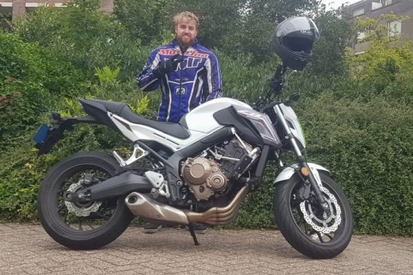 Damai uit Baarn is geslaagd bij MotoJon Motorrijschool