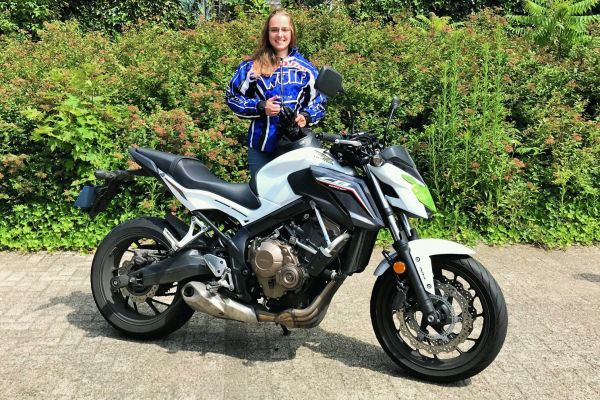 Manon uit Baarn is geslaagd bij MotoJon Motorrijschool