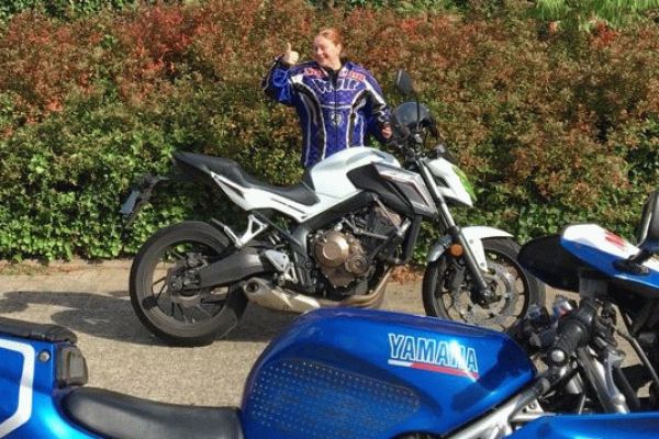 Tamara uit Hilversum is geslaagd bij MotoJon Motorrijschool