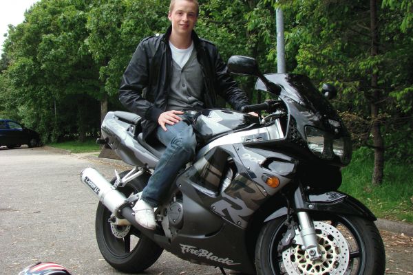 Léon uit Hilversum is geslaagd bij MotoJon Motorrijschool