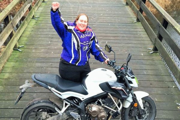 Lotte uit Huizen is geslaagd bij MotoJon Motorrijschool