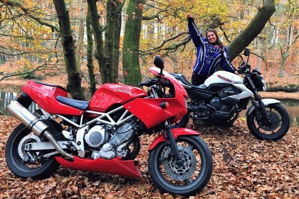 Krissie uit Hilversum is geslaagd bij MotoJon Motorrijschool