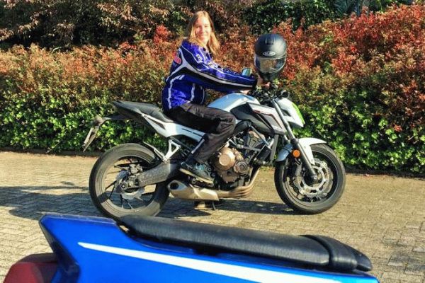 Romée uit Hilversum is geslaagd bij MotoJon Motorrijschool