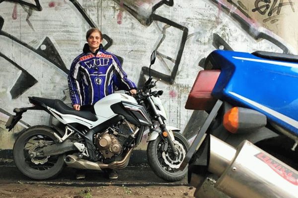 Jip uit Leiden is geslaagd bij MotoJon Motorrijschool
