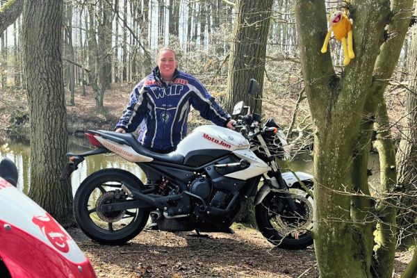 Kim uit Hilversum is geslaagd bij MotoJon Motorrijschool