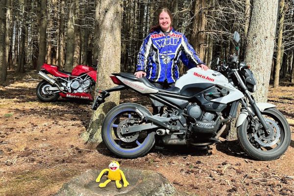 Wendy uit Huizen is geslaagd bij MotoJon Motorrijschool