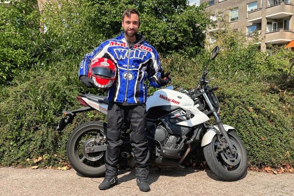 Dami uit Hilversum is geslaagd bij MotoJon Motorrijschool