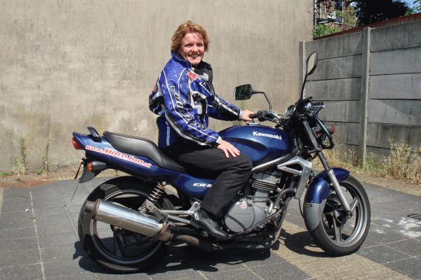 Veri uit Huizen is geslaagd bij MotoJon Motorrijschool