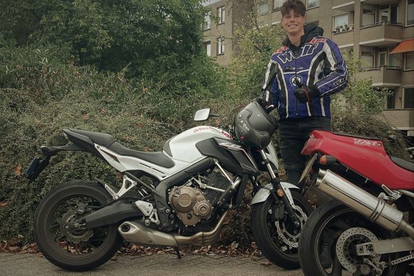 Corné uit Nederhorst den Berg is geslaagd bij MotoJon Motorrijschool