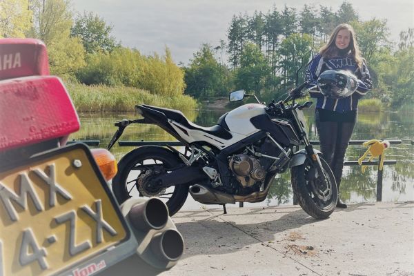 Marianka uit Hilversum is geslaagd bij MotoJon Motorrijschool