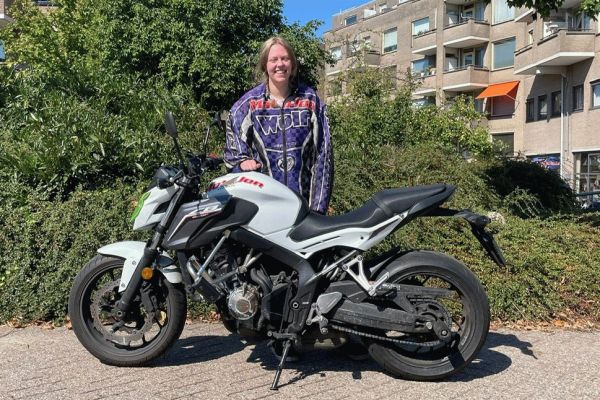 Nikki uit Baarn is geslaagd bij MotoJon Motorrijschool