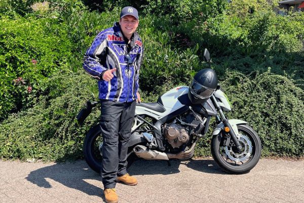 Niek uit Amsterdam is geslaagd bij MotoJon Motorrijschool