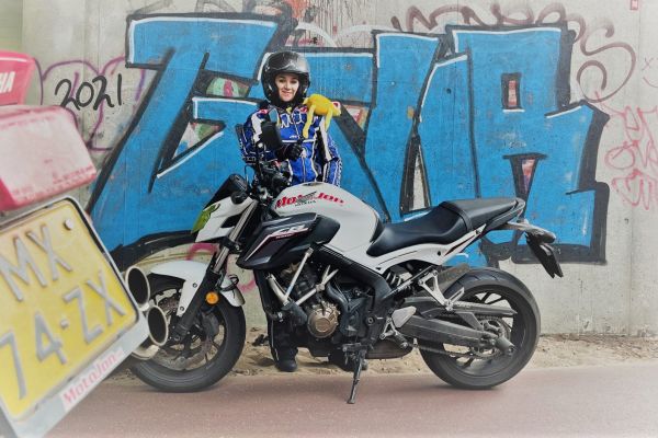 Nour uit Hilversum is geslaagd bij MotoJon Motorrijschool