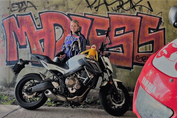 Ellen uit Hilversum is geslaagd bij MotoJon Motorrijschool