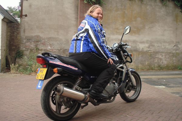 Suzanne uit Hilversum is geslaagd bij MotoJon Motorrijschool