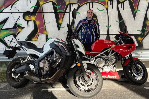 Nils uit Hilversum is geslaagd bij MotoJon Motorrijschool