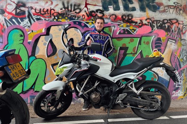 Marc uit 's-Graveland is geslaagd bij MotoJon Motorrijschool