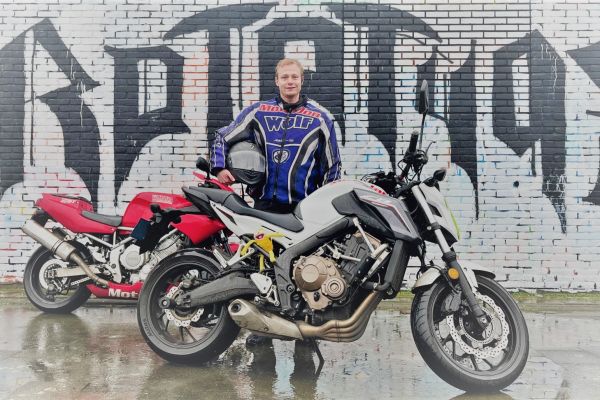 Jesse uit Bussum is geslaagd bij MotoJon Motorrijschool