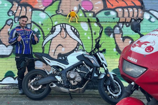 George uit Hilversum is geslaagd bij MotoJon Motorrijschool