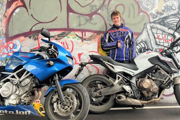 Menke uit Hilversum is geslaagd bij MotoJon Motorrijschool