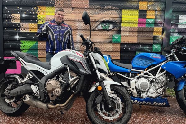 Noah uit Hilversum is geslaagd bij MotoJon Motorrijschool