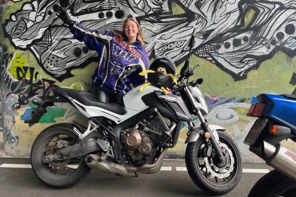 Samantha uit Hilversum is geslaagd bij MotoJon Motorrijschool