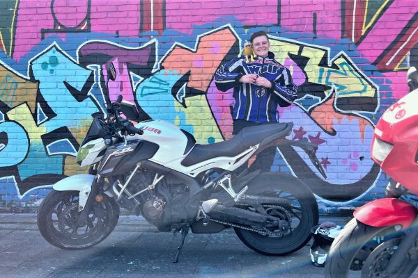 Amber uit Hilversum is geslaagd bij MotoJon Motorrijschool