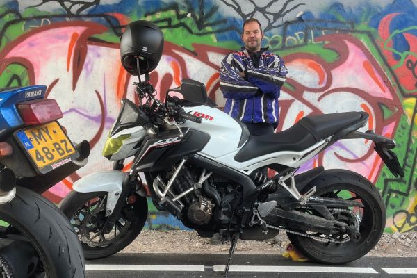 Leon uit Bussum is geslaagd bij MotoJon Motorrijschool