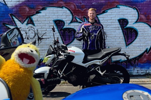 Tycho uit Naarden is geslaagd bij MotoJon Motorrijschool