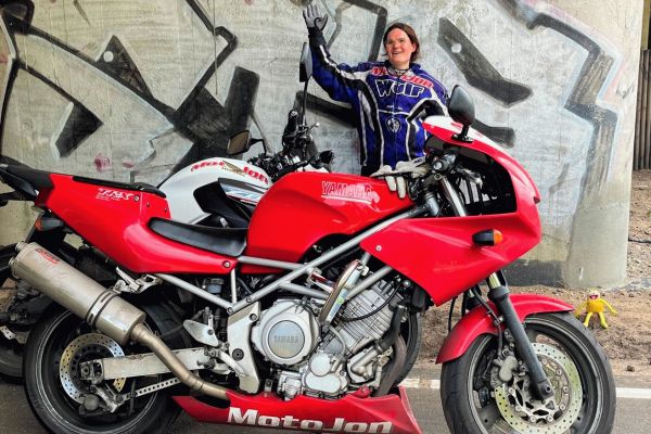 Lisa uit Hilversum is geslaagd bij MotoJon Motorrijschool