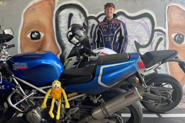 Joey uit Huizen is geslaagd bij MotoJon Motorrijschool