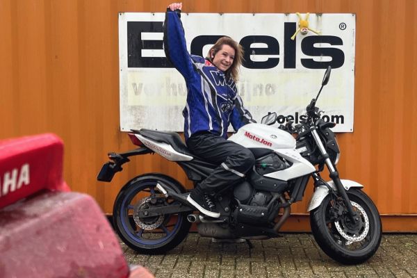 Monique uit Blaricum is geslaagd bij MotoJon Motorrijschool