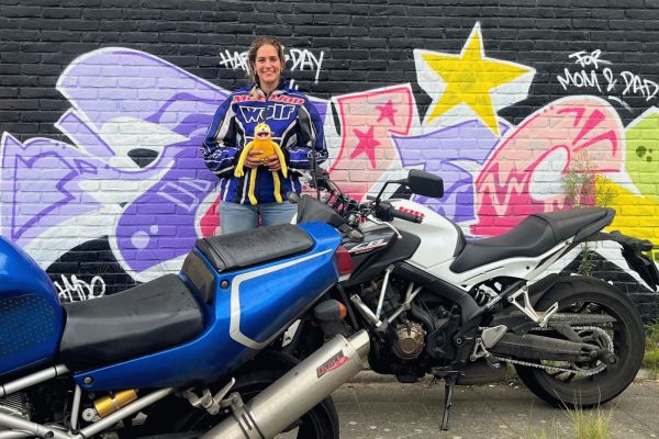 Nicole uit Bussum is geslaagd bij MotoJon Motorrijschool