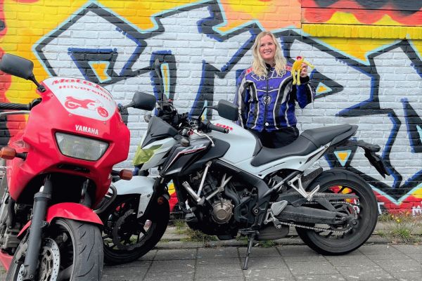 Sharon uit Hilversum is geslaagd bij MotoJon Motorrijschool