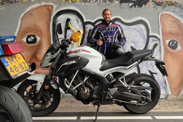 Fabian uit Hilversum is geslaagd bij MotoJon Motorrijschool