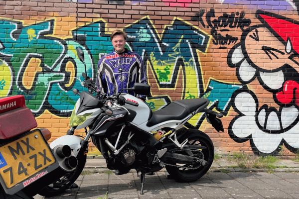 Tony uit Hilversum is geslaagd bij MotoJon Motorrijschool