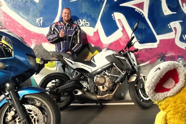 Tim uit Hilversum is geslaagd bij MotoJon Motorrijschool