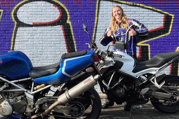 Nathalie uit Nigtevegt is geslaagd bij MotoJon Motorrijschool