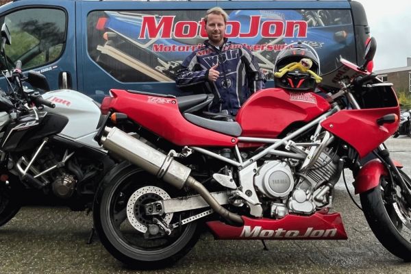 Dennis uit Hilversum is geslaagd bij MotoJon Motorrijschool