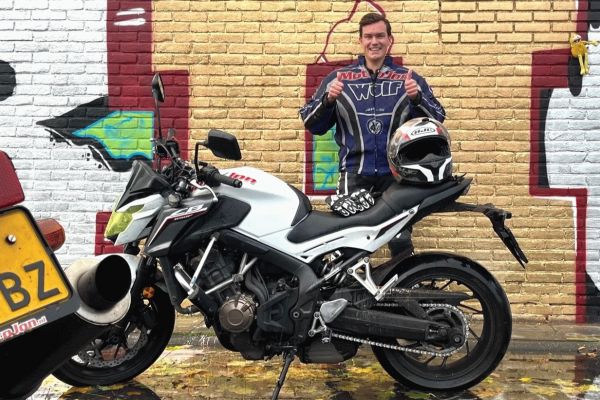 Joshi uit Hilversum is geslaagd bij MotoJon Motorrijschool