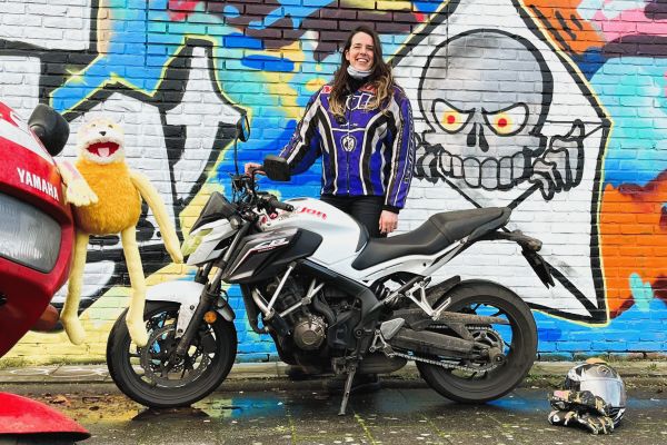 Vicky uit Hilversum is geslaagd bij MotoJon Motorrijschool