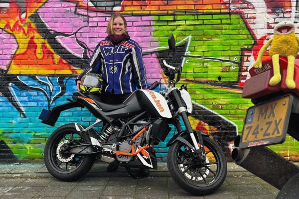 Veronique uit Driemond is geslaagd bij MotoJon Motorrijschool